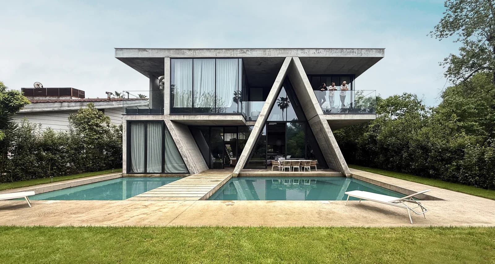 The Gable Villa، رویان — استخر و حیاط