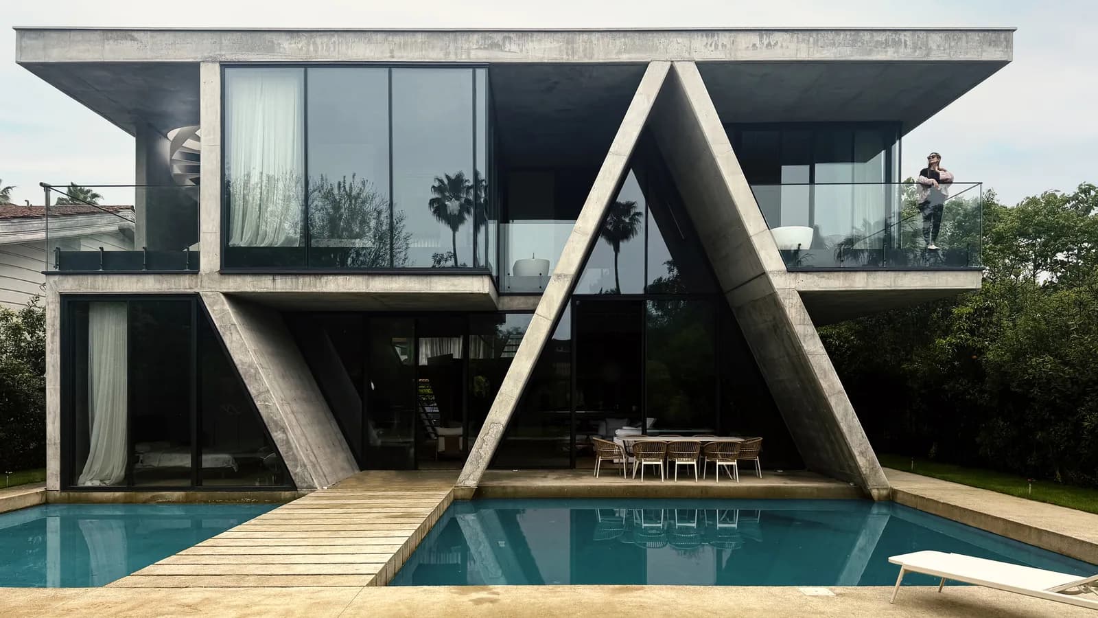 The Gable Villa، رویان — نما از باغ